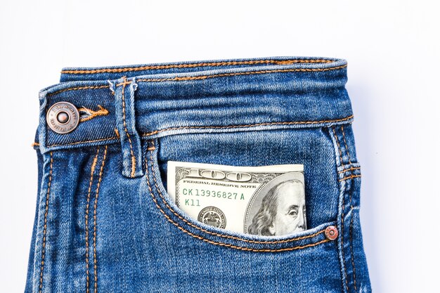 US-Dollar Banknote in einer Tasche von Blue Jeans