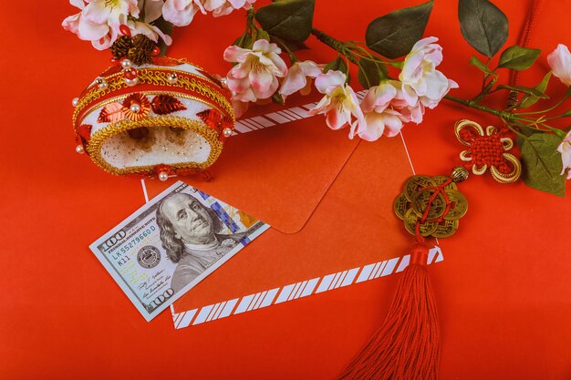 US-Dollar-Geld in rotem Hintergrund, Happy Chinese New Year-Konzept,