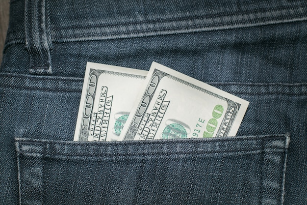 US-Dollar in der Tasche der Jeans.