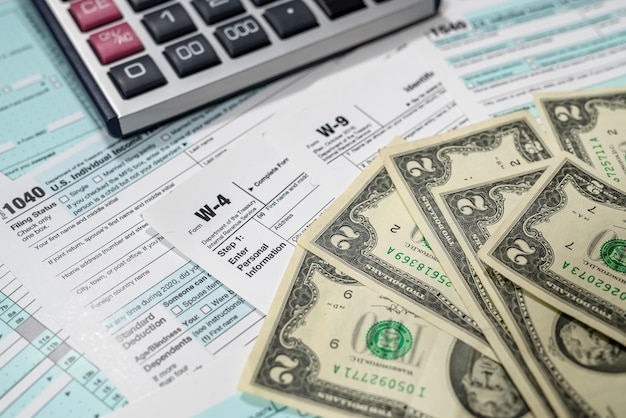 US-Dollar mit Rechner auf Steuerformular Steuerzeit Finanzdokument