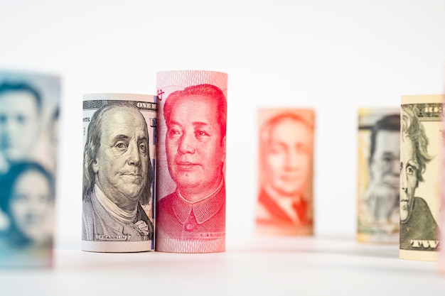 US-Dollar und Yuan Banknote unter internationalen Banknoten