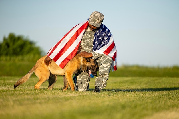 US-Marine-Soldat spielt mit Militärhund und hält USA-Flagge