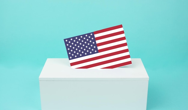US-Wahlurne, amerikanische Flagge, Bürger Amerikas, die für den Präsidenten stimmen.