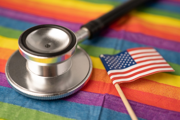 Foto usa-amerika-flagge auf regenbogenhintergrundsymbol des lgbt-schwulenstolzmonats.