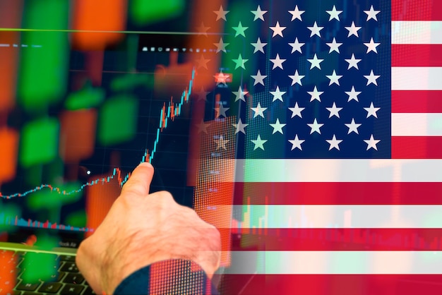 Usa-Aufwärtstrend der Wirtschaftsmannhand zeigt auf dem ansteigenden Candle-Stick-Diagrammdiagramm im Aktienma