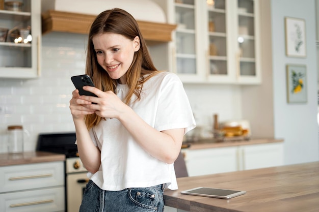 Usa compras telefónicas en línea en la aplicación, una mujer ama de casa está buscando descuentos en el sitio web