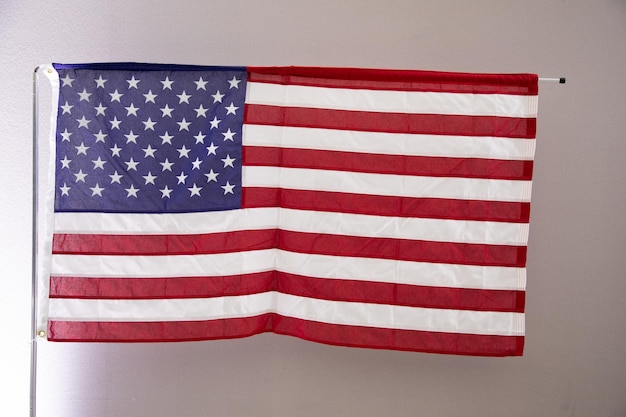 USA-Flagge amerikanisch rot-blau und Sterne weiß auf Matte im Wind