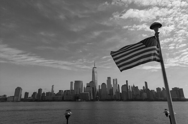 Foto usa-flagge-gedenktag veteranen-tag am 1. juli die amerikanische flagge weht in der nähe von new york city manhattan view