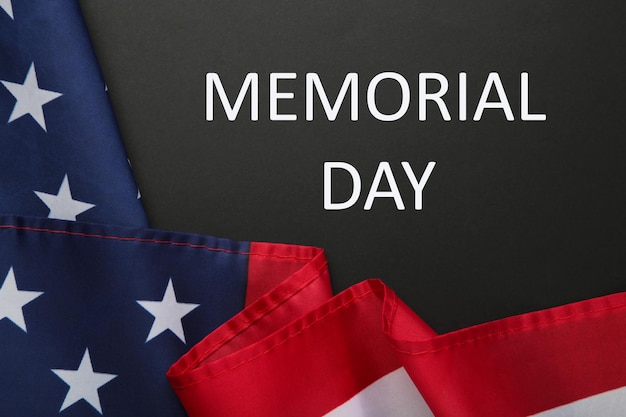 USA Memorial Day und Independence Day Konzept Flagge der Vereinigten Staaten von Amerika auf schwarzem Hintergrund
