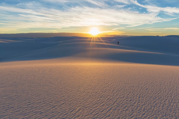 USA, New Mexico, Chihuahua-Wüste, White Sands National Monument, Landschaft mit Person