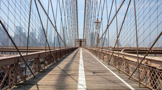 Foto usa new york brooklyn-brücke aus stahl und kabel leere berühmte fußgängerbrücke wolkenkratzer blauer himmel