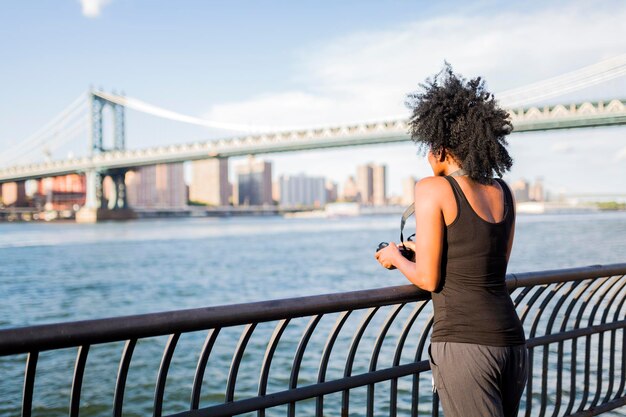 USA, New York City, Brooklyn, Frau am Wasser