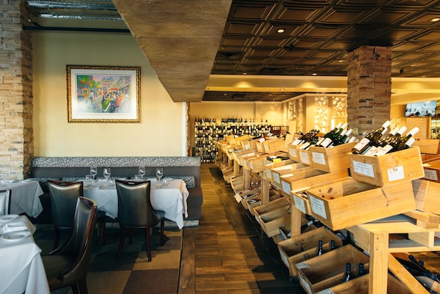 USA octubre 2019 interior de restaurante de vinos con manteles blancos