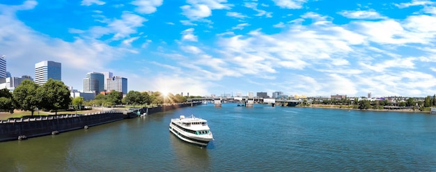 USA-Panoramablick auf die Innenstadt und das Finanzzentrum von Columbia River und Portland City