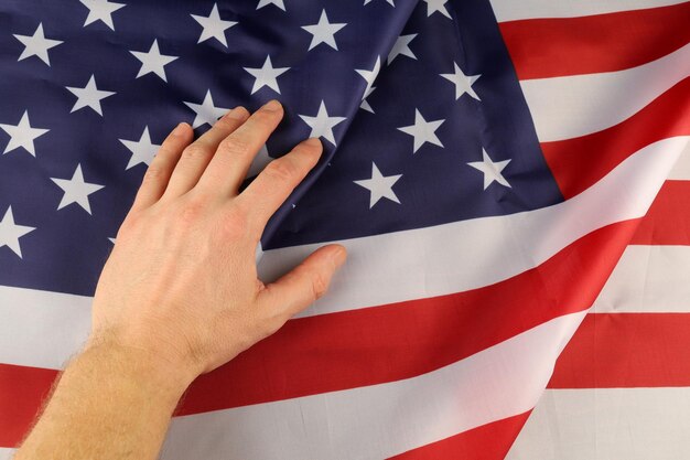 USA-Seide und Handflagge