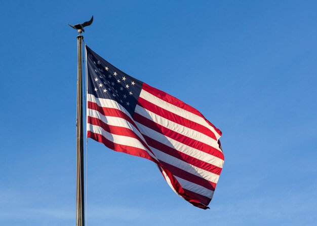 USA-Sternenbanner-Flagge gegen blauen Himmel