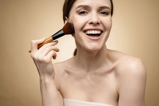 Usa tom de pó facial de cosméticos naturais retrato de mulher pele limpa cuidados com o rosto e hidratação