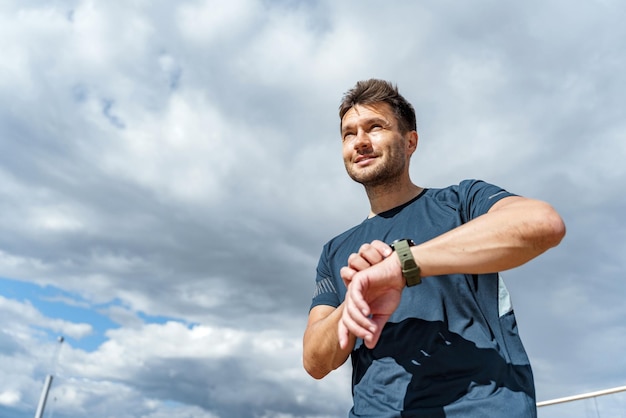 Foto usa um relógio de fitness e um aplicativo móvel motivação e saúde mental de um atleta um instrutor