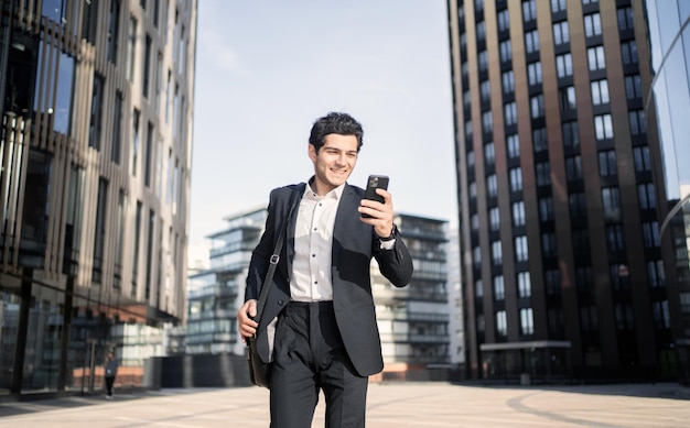 Usa um telefone, um gerente masculino é um funcionário de uma empresa financeira que vai ao escritório