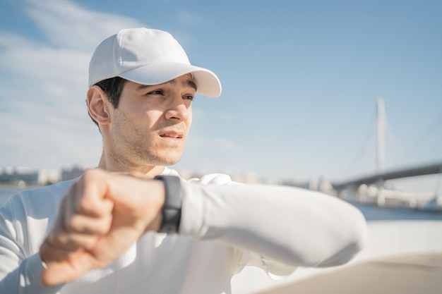 Usa uma pulseira de rastreador de fitness no braço de um treinamento de fitness de homem esportivo