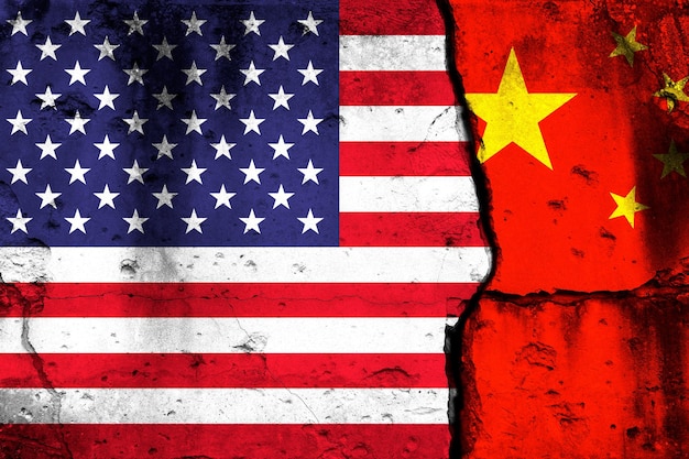 USA und China Krise Hintergrund mit Nationalflaggen auf gerissenem Wandfoto