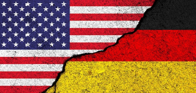 USA und Deutschland Flaggen auf gerissene Betonwand gemalt Vereinigte Staaten Amerika Partnerschaftliche Beziehungen und Konfliktkonzept Banner Hintergrundfoto