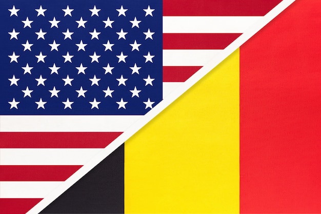 USA vs Belgien Nationalflagge aus Textil. Beziehung zwischen amerikanischen und europäischen Ländern.