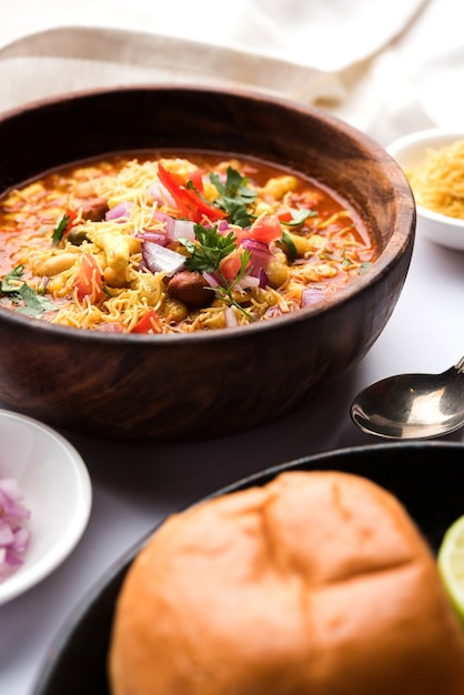 Usal o Misal Pav es una comida tradicional de Chat de Maharashtra, India. Servido sobre fondo de mal humor. Enfoque selectivo