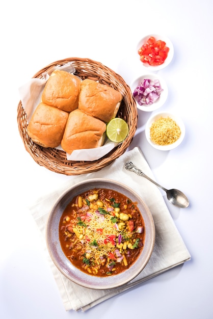 Usal oder Misal Pav ist ein traditionelles Chat-Essen aus Maharashtra, Indien. Serviert über stimmungsvollem Hintergrund. Selektiver Fokus
