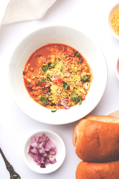 Foto usal ou misal pav é uma comida tradicional de bate-papo de maharashtra, na índia. servido sobre fundo temperamental. foco seletivo