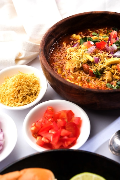 Foto usal ou misal pav é uma comida tradicional de bate-papo de maharashtra, na índia. servido sobre fundo temperamental. foco seletivo