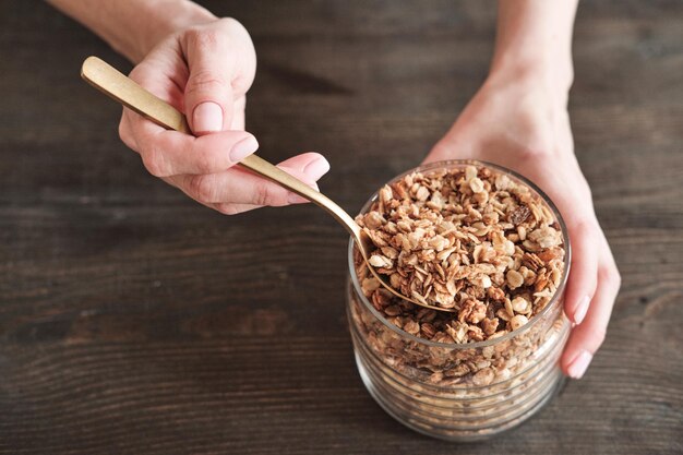 Usando colher para muesli