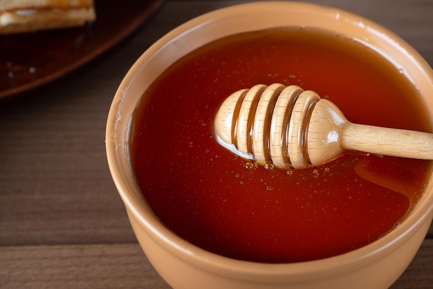 Usando una cuchara de madera para miel en un tazón
