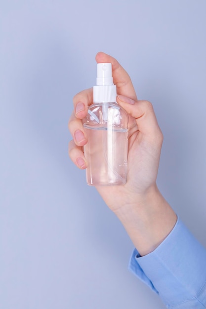 usando desinfetante para mãos dispensador de gel de álcool contra 2019-ncov foco antisséptico nas mãos
