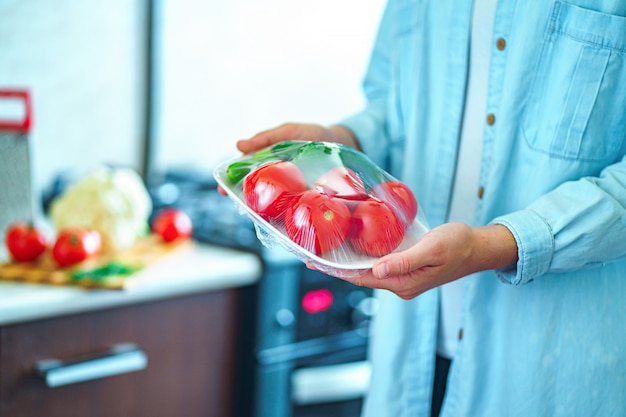 Foto usando filme alimentar para armazenamento de alimentos na geladeira