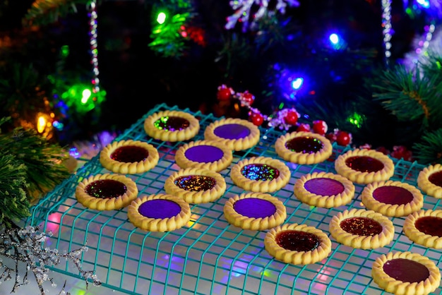 Usando geleia e chocolate para fazer deliciosos biscoitos de Natal