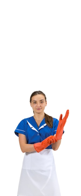 Foto usando guantes. retrato de mujer, criada, trabajador de limpieza en uniforme blanco y azul aislado en blanco