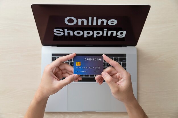 Usando laptop e compras online com cartão de crédito