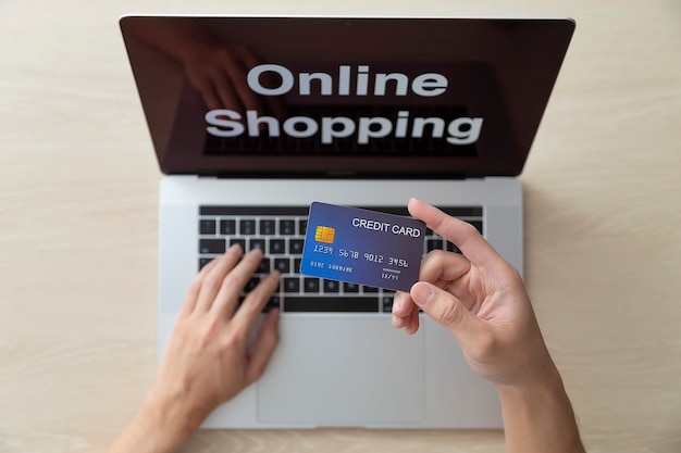 Usando laptop e compras online com cartão de crédito