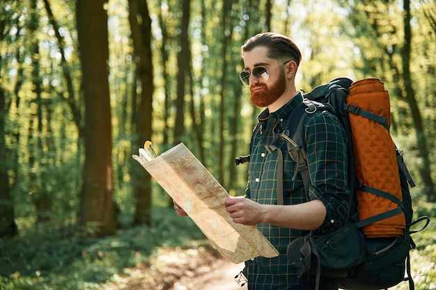 Usando el mapa El hombre barbudo está en el bosque durante el día