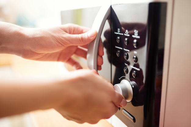 Usando o forno de micro-ondas, foto em close