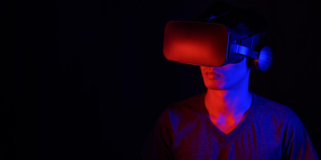 Usando óculos VR simulado mundo da postura corporal metaverso