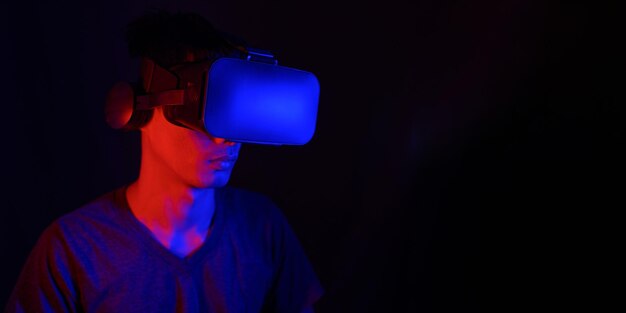 Usando óculos VR simulado mundo da postura corporal metaverso