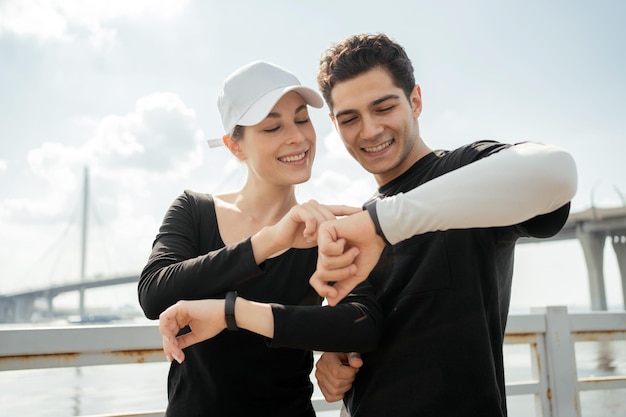 Usando un reloj deportivo, una pulsera inteligente con cardio y oxímetro de pulso, una atleta deportiva.