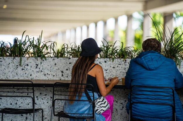 Foto usando uma máscara para viajar em um café no aeroporto de melbourne, austrália