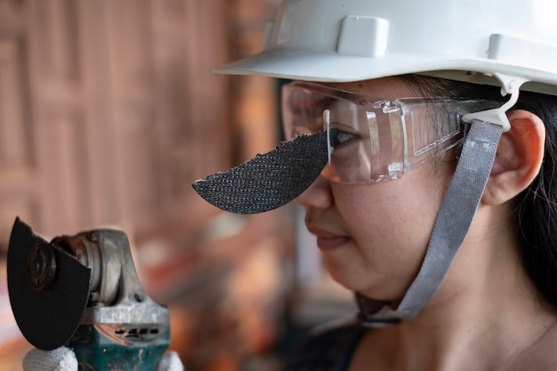 Usar óculos de segurança salvou esta mulher engenheira de olho durante o trabalho porque o disco de corte do plugue quebrado