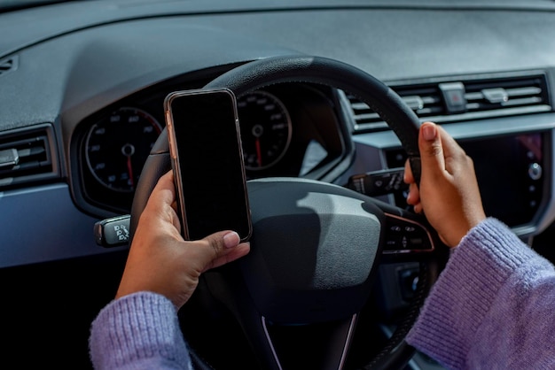 Usar el teléfono inteligente mientras se conduce