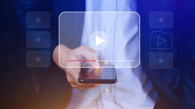 Usar un teléfono inteligente para transmitir en línea en una pantalla virtual viendo videos en Internet en un programa de conciertos en vivo o contenido de tutoriales en línea