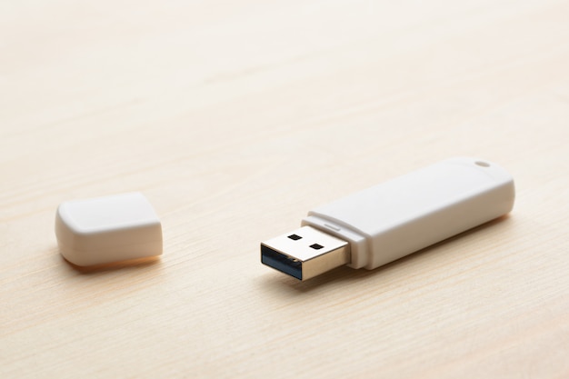 USB 3.0 Stick liegt auf einem Holzbrett