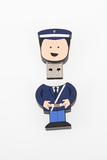 Usb flash drive em desenho animado em forma de policial uniformizado aberto em fundo branco